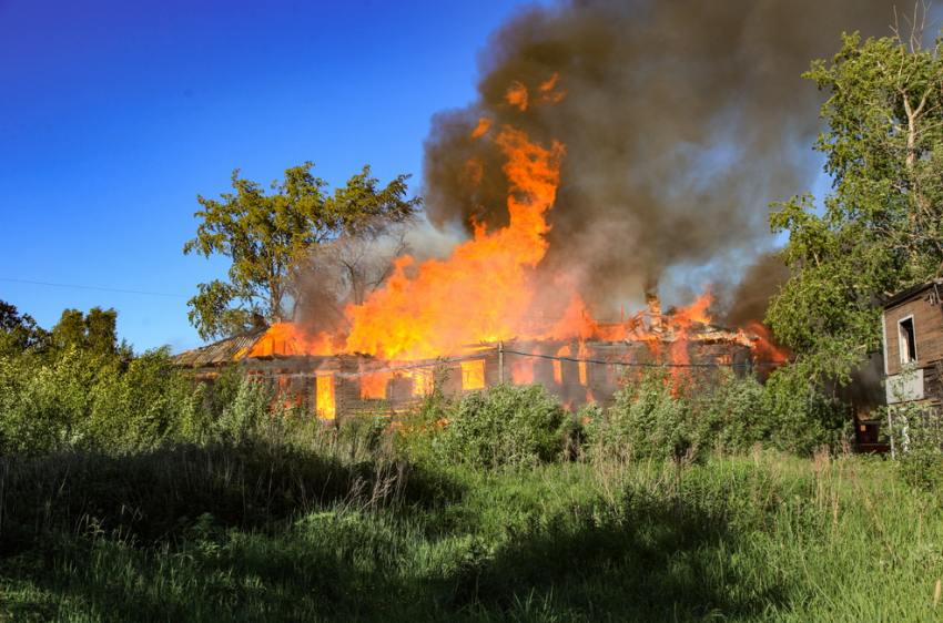 В Архангельске пожарные ликвидировали сложный пожар в деревяшке